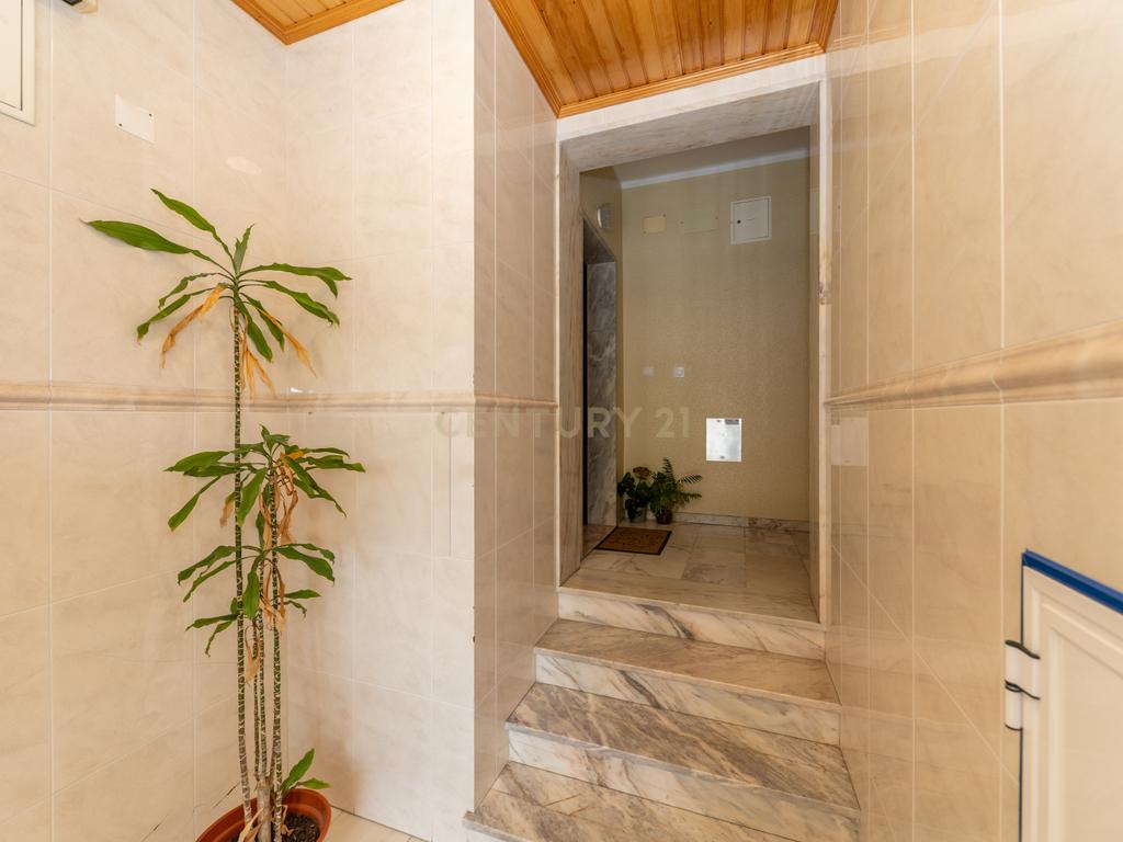 T2 Vila Nova de Caparica (Casalinho da Rosa) com 2 wcs e arrecadação  - Image 25