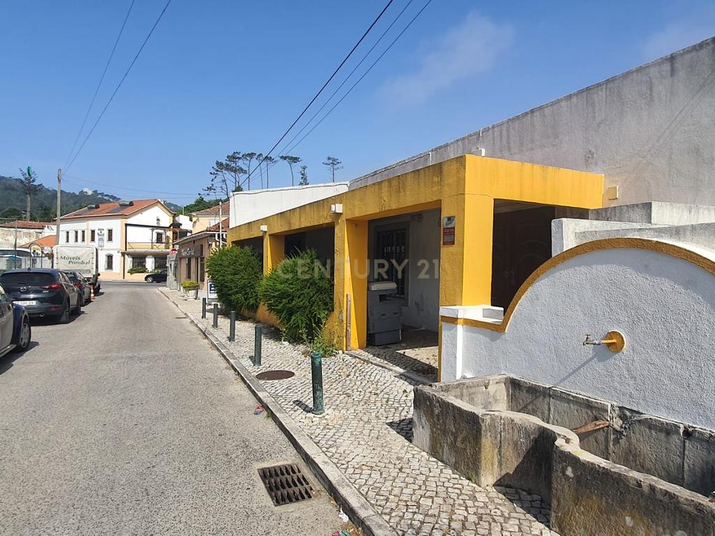 Espaço comercial de 97m2 com esplanada, em São Pedro de Sintra - Image 1