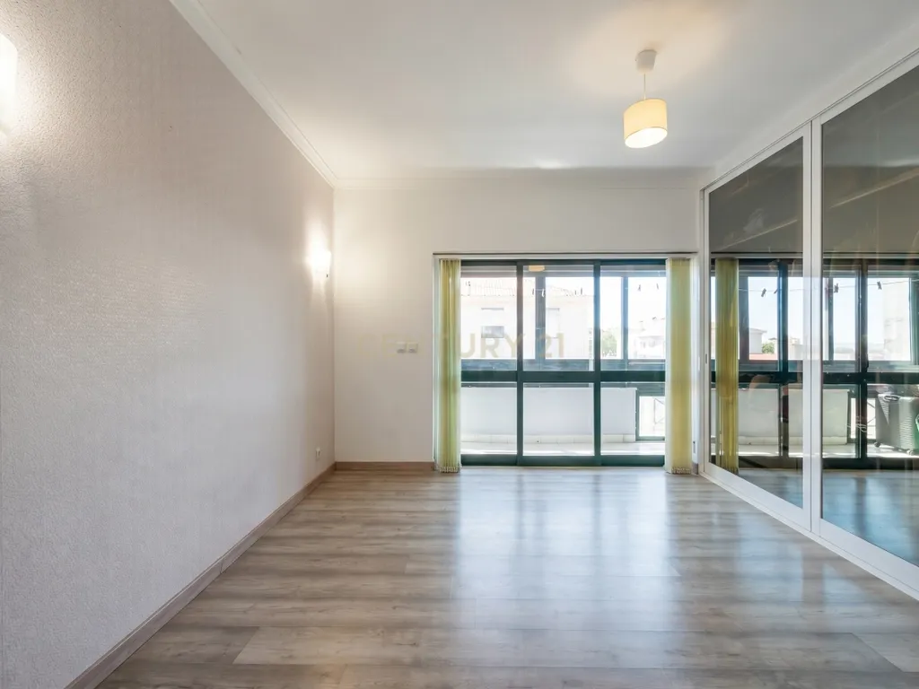 Apartamento T3 com 120m² | Sala com Lareira | Excelentes Áreas e Luz Natural em Algueirão - Image 14