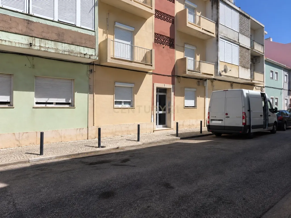 Prédio de 2 andares com quintal e anexos em Santo André, Barreiro - Image 3