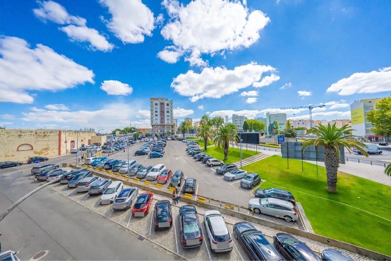 Fotografia 8 de Apartamento T2 totalmente remodelado junto ao Hospital de São Bernardo com varanda, marquise e excelente exposição solar
