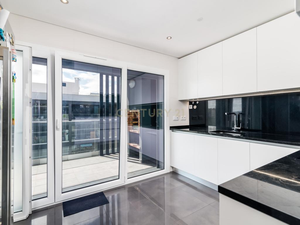 Luxuoso Apartamento T3 em Odivelas com Vista Panorâmica - Image 38