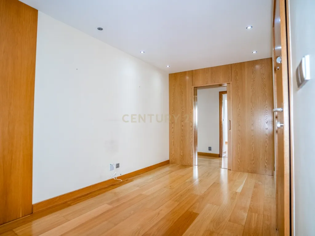 Apartamento T4 Premium com Terraço na Avenida da Independência - Image 39