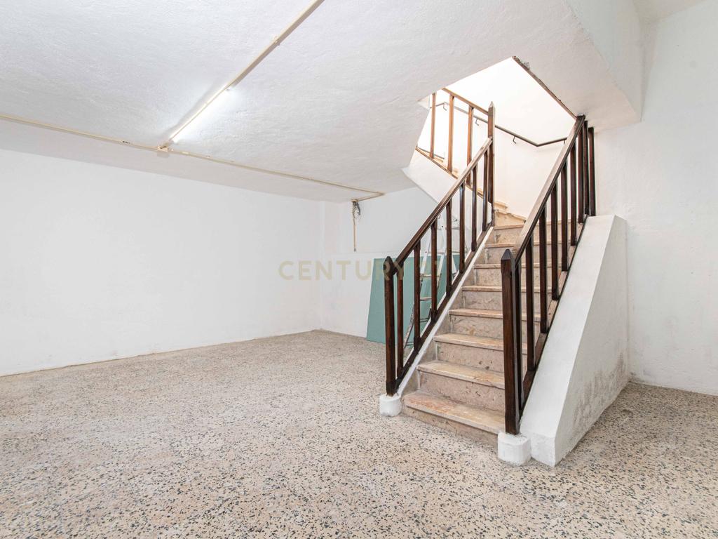 Loja de 2 pisos com montra + Arrecadação convertida em estúdio remodelado com entradas independentes (Damaia) - Image 17