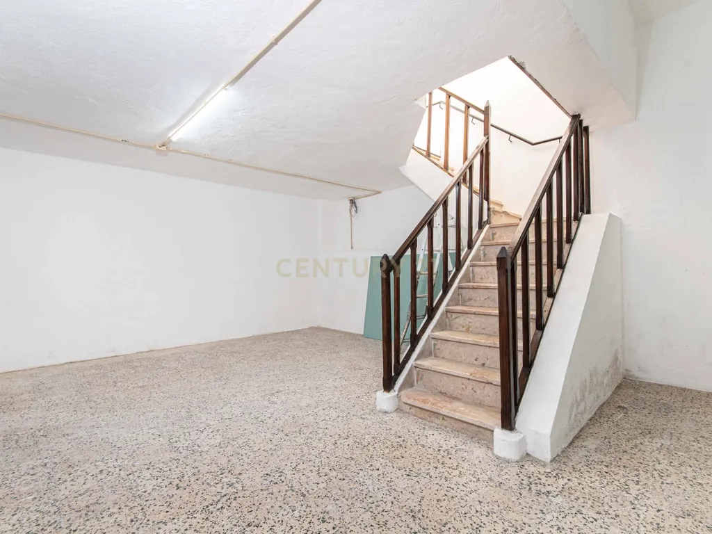 Loja de 2 pisos com montra + Arrecadação convertida em estúdio remodelado com entradas independentes (Damaia) - Image 17