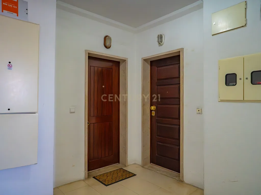 Apartamento T3 Totalmente Renovado | Centro de Caldas da Rainha - Image 5
