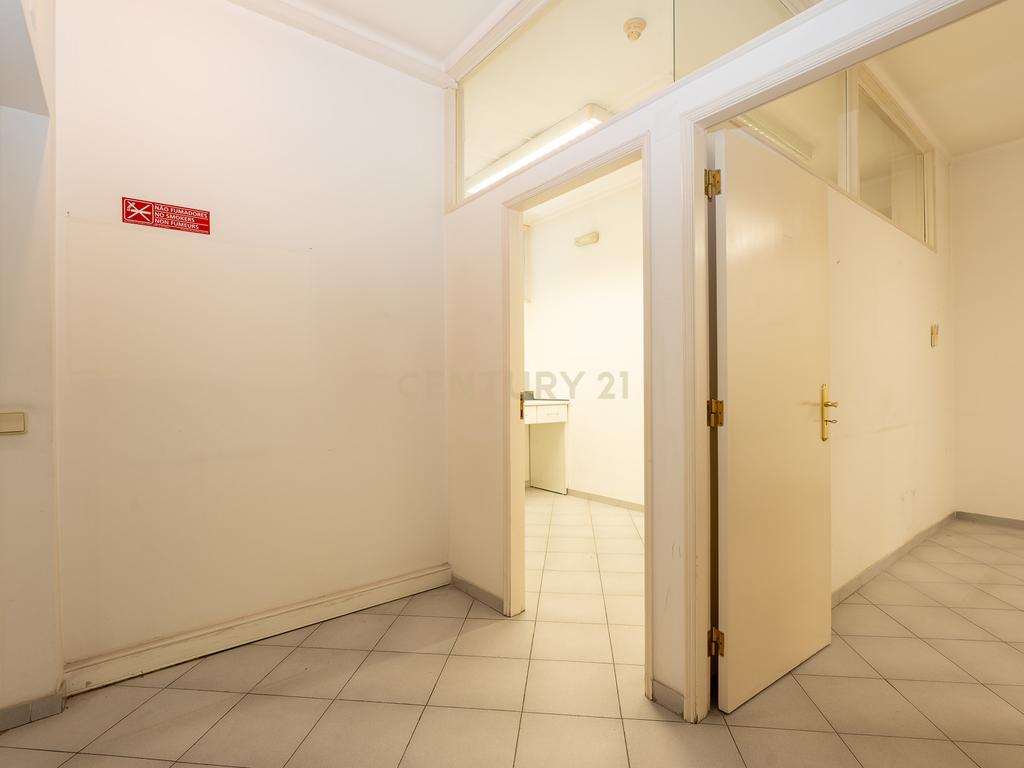 **Fantástica loja de dois pisos em Linda a Velha** - Image 29