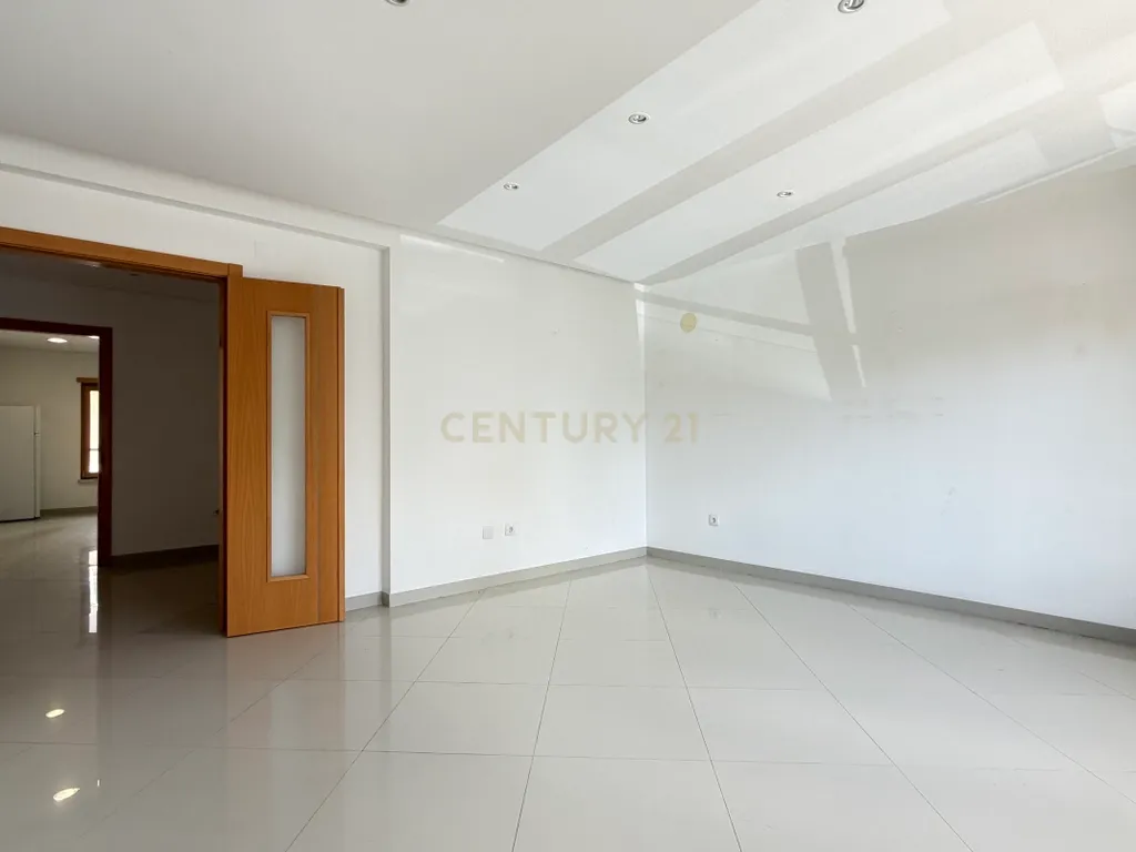 Apartamento T4 com Arrecadação, na Cascalheira, Pinhal Novo - Image 8