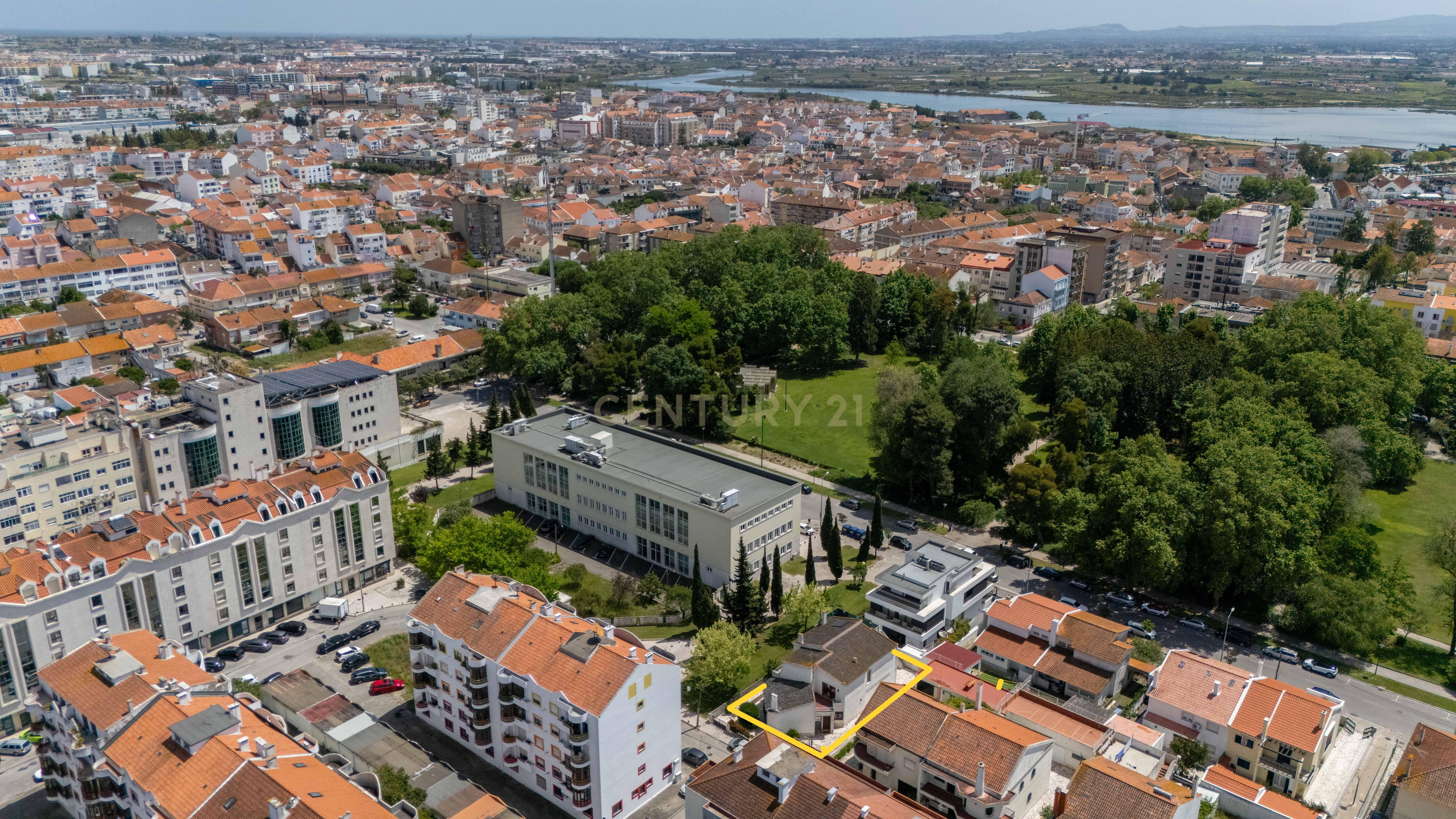 Moradia T6 no centro do Montijo com jardim e garagem - Image 56