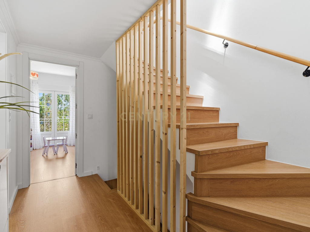 Moradia remodelada T2+1 no centro de Mafra, com pátio e churrasqueira. - Image 18