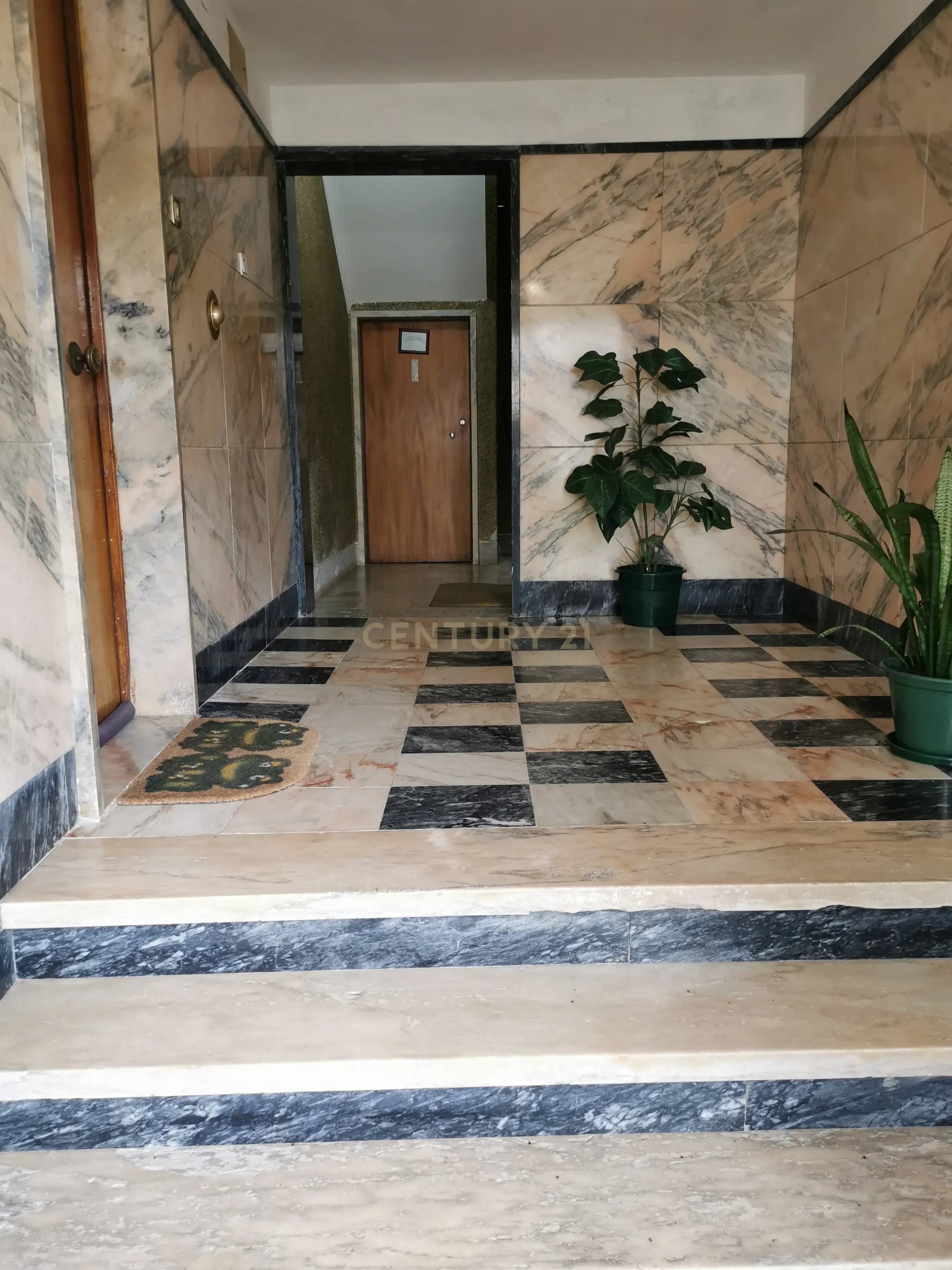 Apartamento T1 em Oeiras: Localização Privilegiada e Aconchegante - Image 1