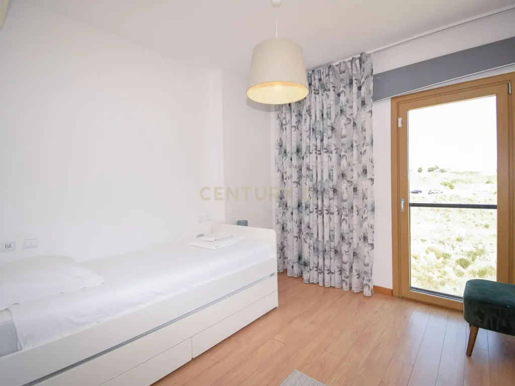 Apartamento T3 com Áreas Generosas e Vista Desafogada - Image 13