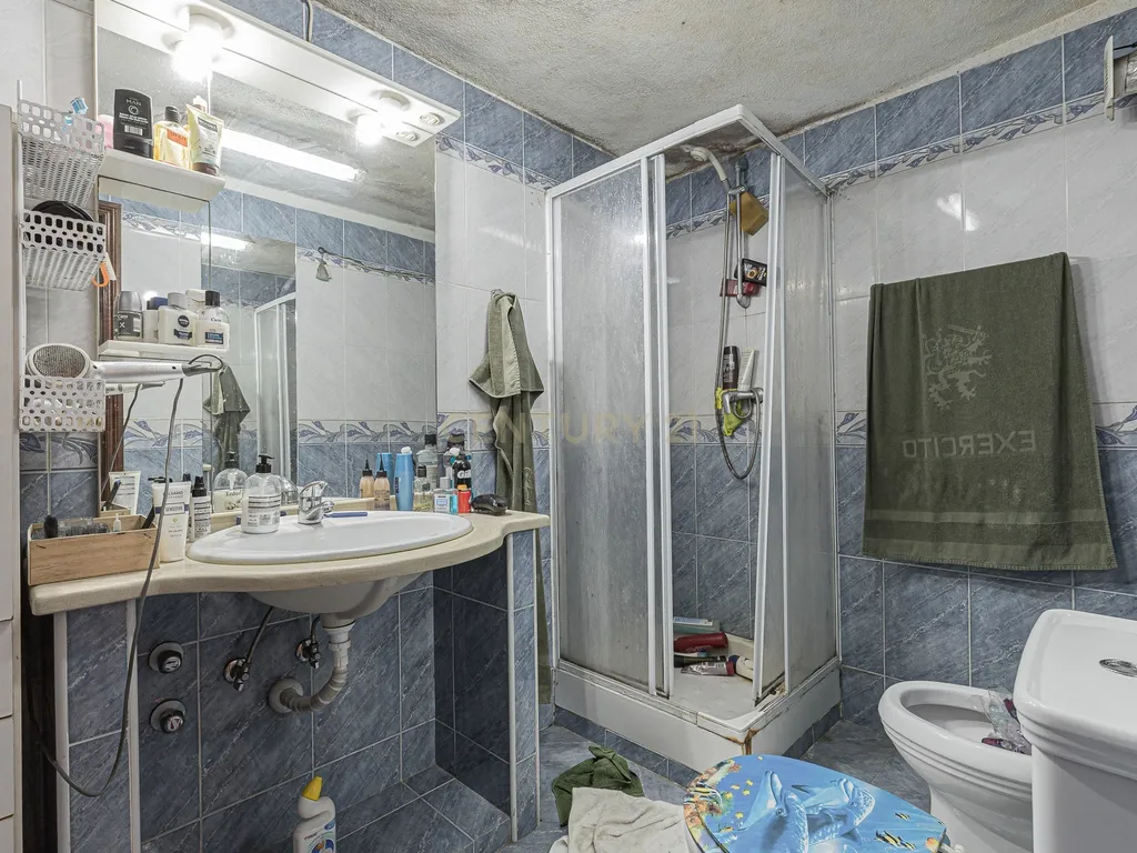 Moradia T4 com 3 Pisos + Sótão e Garagem — Famões - Image 79