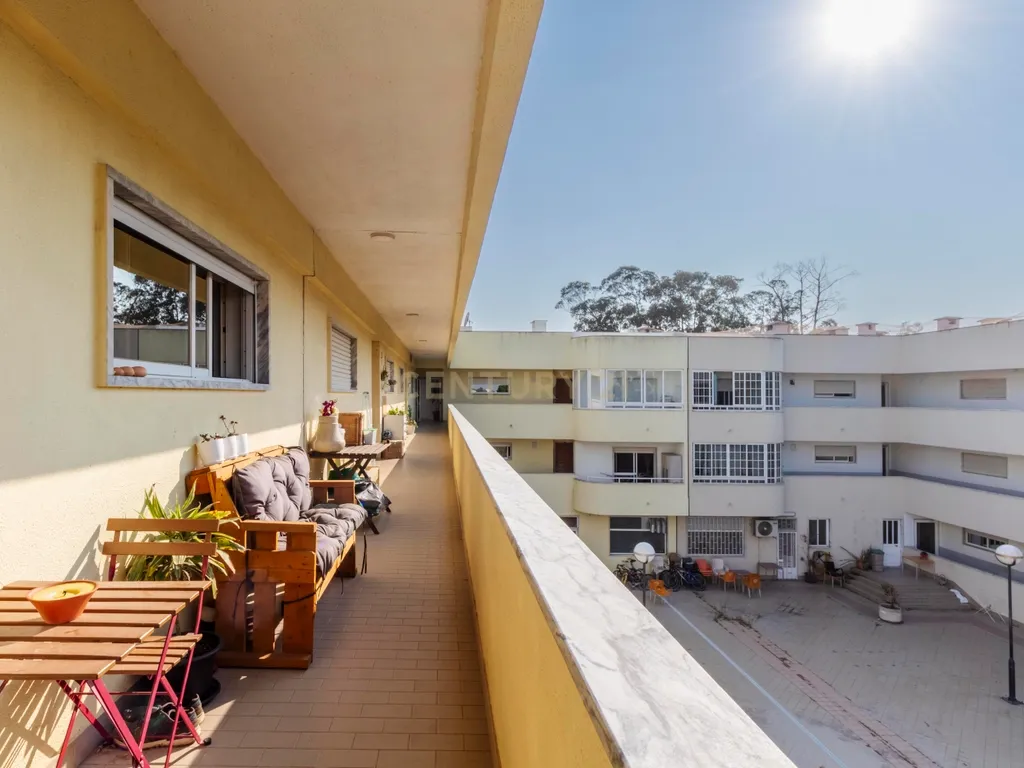 Espaçoso T3 na Sobreda com 2 Casas de Banho e Varandas - Image 32