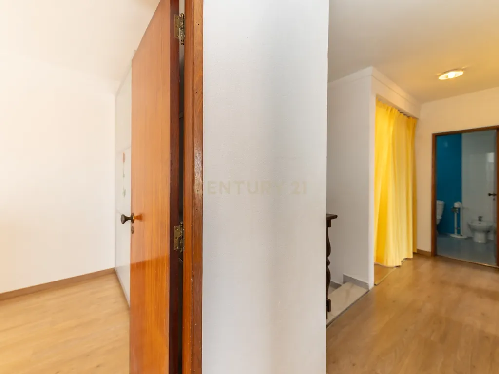 Moradia T3 na Quinta do Anjo com Vista Panorâmica e Garagem - Image 35