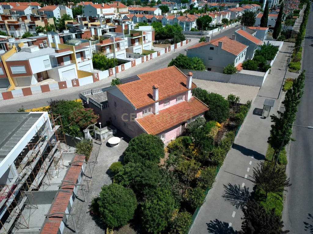 Moradia Isolada T5 de 300 m2 num lote de 900m2 - Image 3