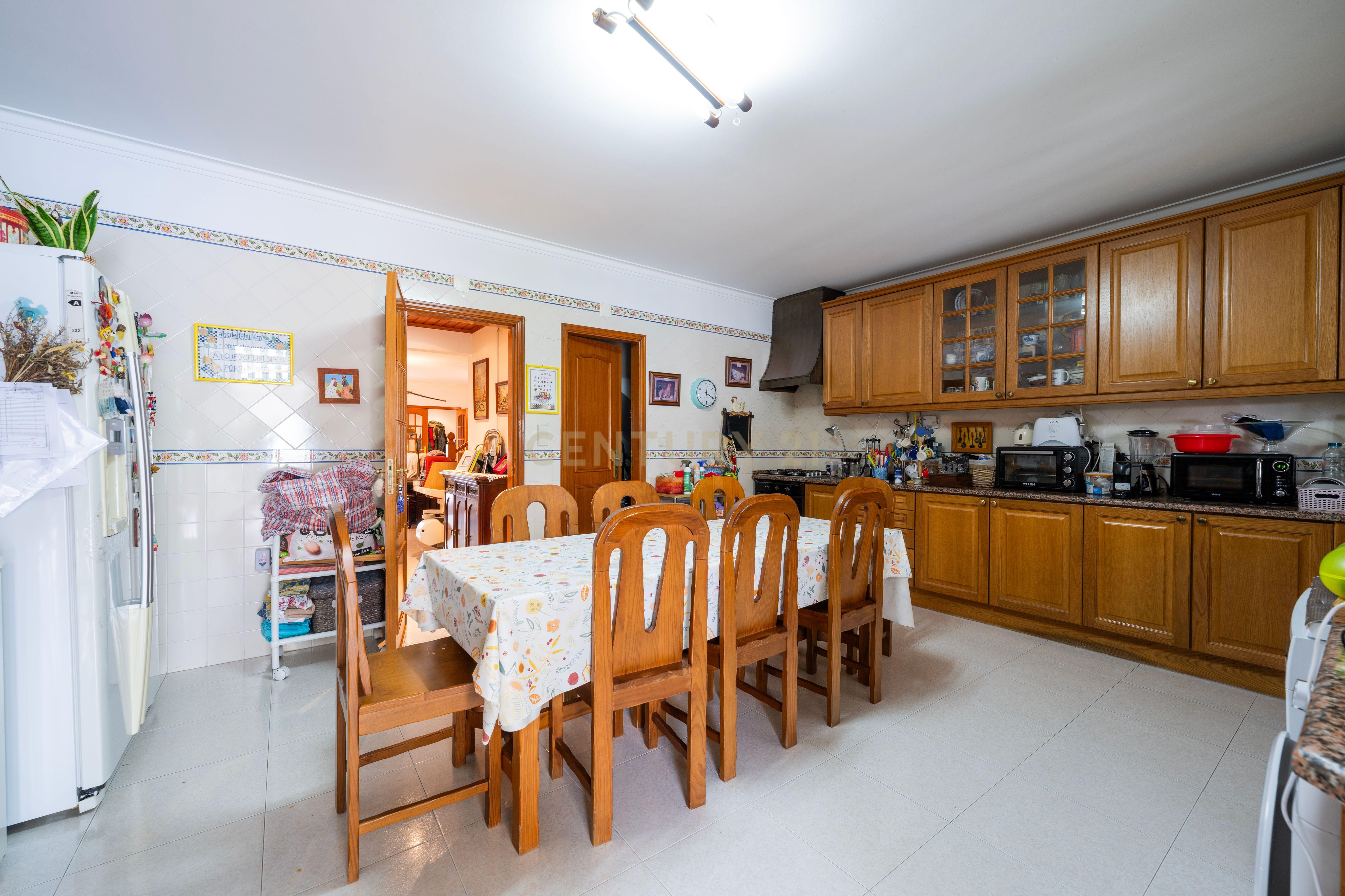 Fotografia 6 de (RESERVADA) Moradia, com 5 quartos, em Pinheiros de Azeitão, Setúbal - garagem e piscina