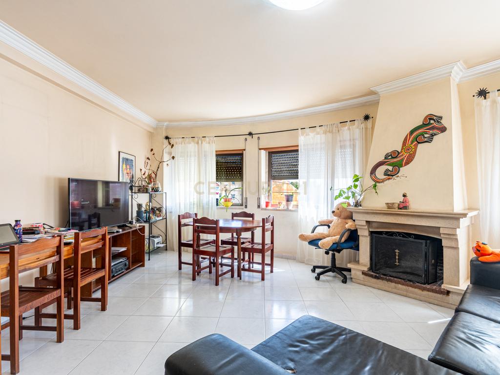 Apartamento T2 Espaçoso com Garagem Box e Arrecadação – Pedernais, Ramada - Image 8