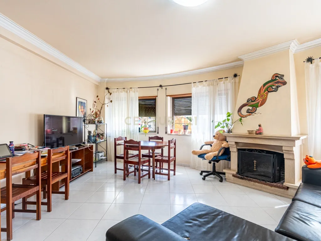 Apartamento T2 Espaçoso com Garagem Box e Arrecadação – Pedernais, Ramada - Image 8