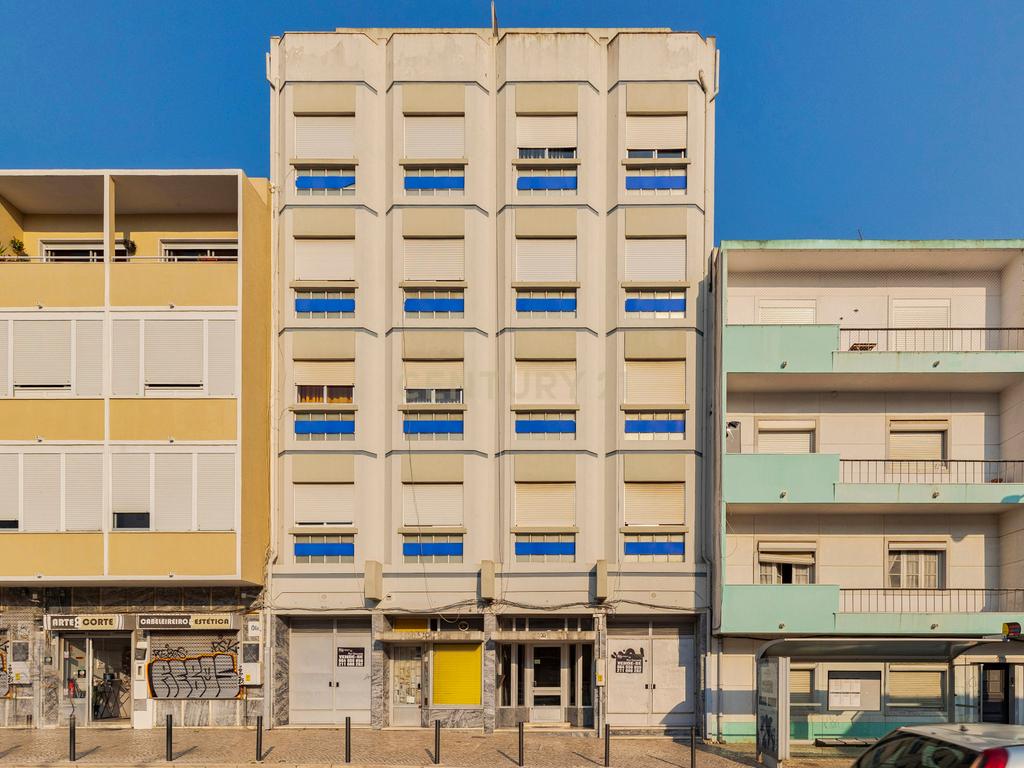 T1 Remodelado com Terraço e Vista Fantástica – Rua Dom Sancho I, Almada - Image 19