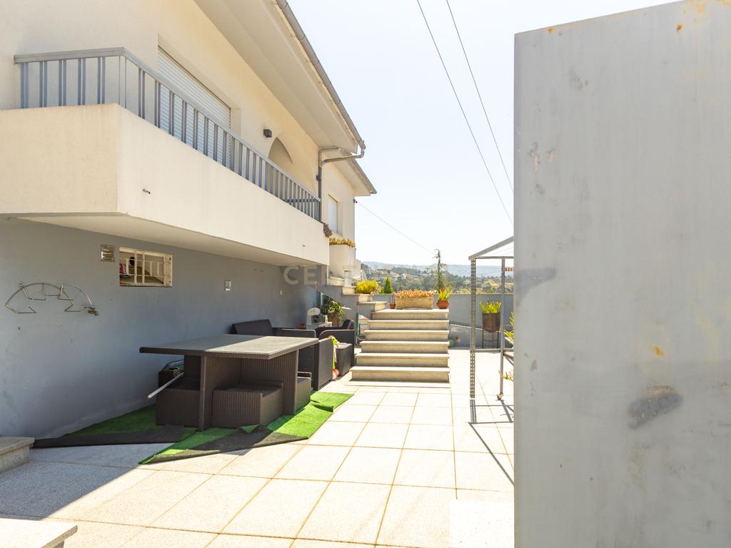 Moradia Renovada em Marco de Canaveses com restaurante no piso inferior - Image 28