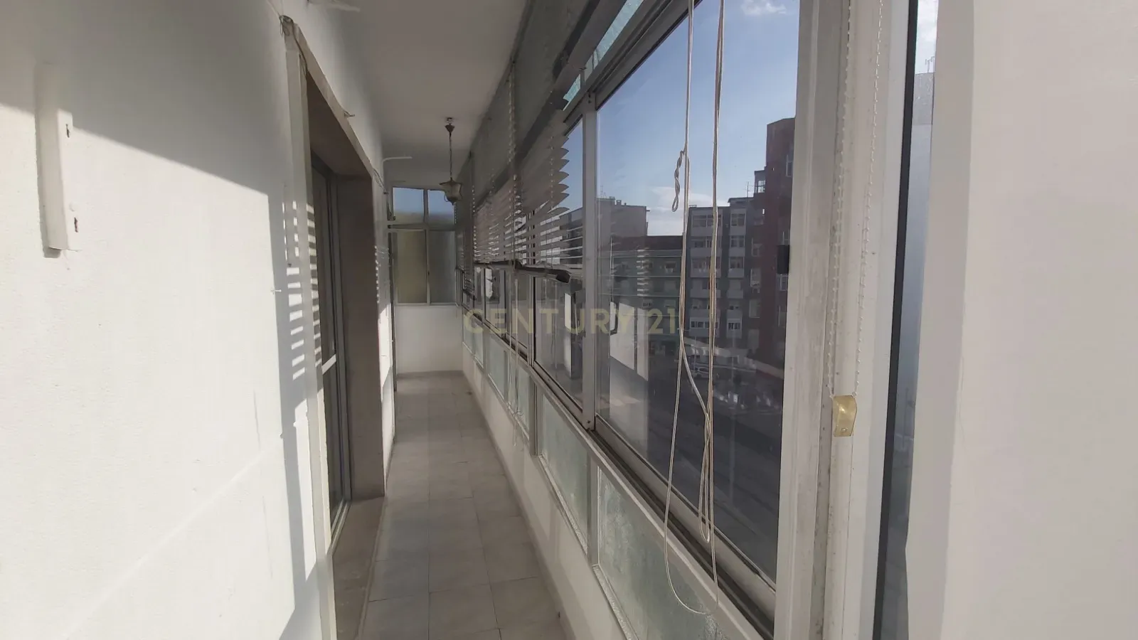 Fotografia 10 de Apartamento T2 em Almada na Av. Nuno Alvares Pereira.