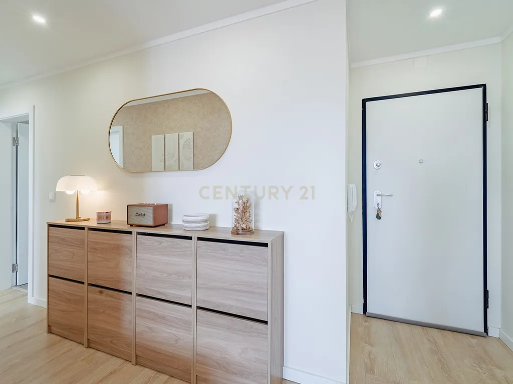 Apartamento T2 Remodelado na Torre da Marinha - Image 4