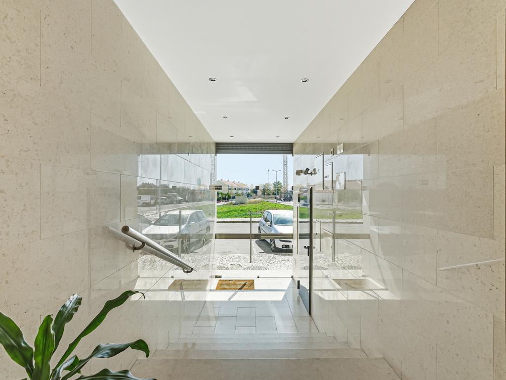 Apartamento T3 Duplex Samouco | Box para 2 Viaturas | Elevador - Image 39