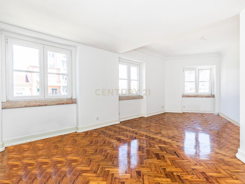 Apartamento T3 renovado para arrendamento na Avenida de Roma com elevador - Image 2