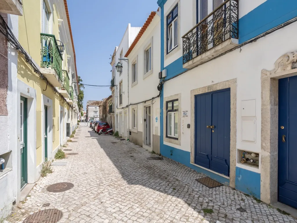 Prédio de Charme Totalmente Renovado no Coração da Baixa de Setúbal – Investimento de Excelência - Image 1