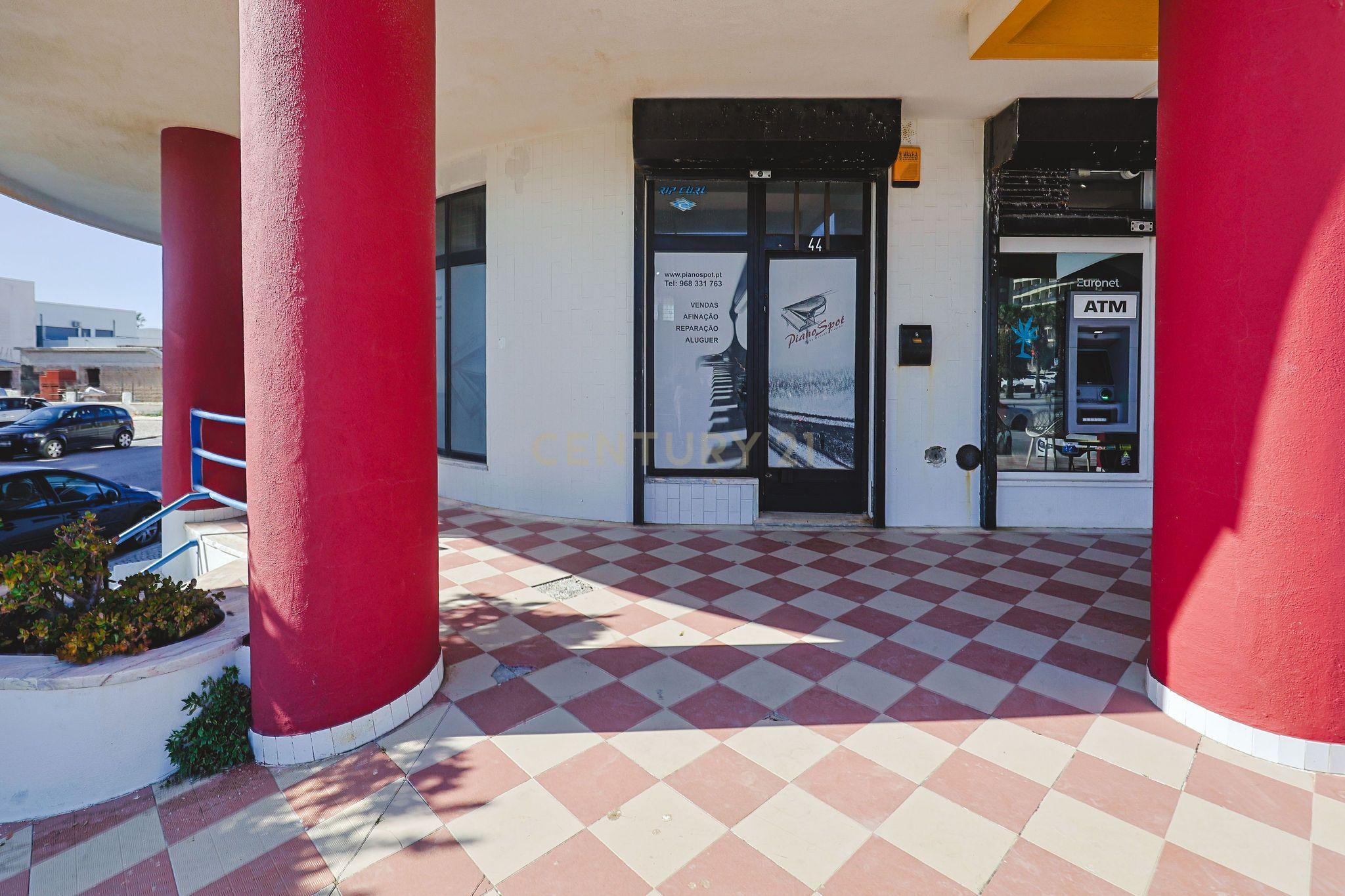 Fotografia 9 de Espaço comercial à venda em zona premium com várias montras, junto à praia