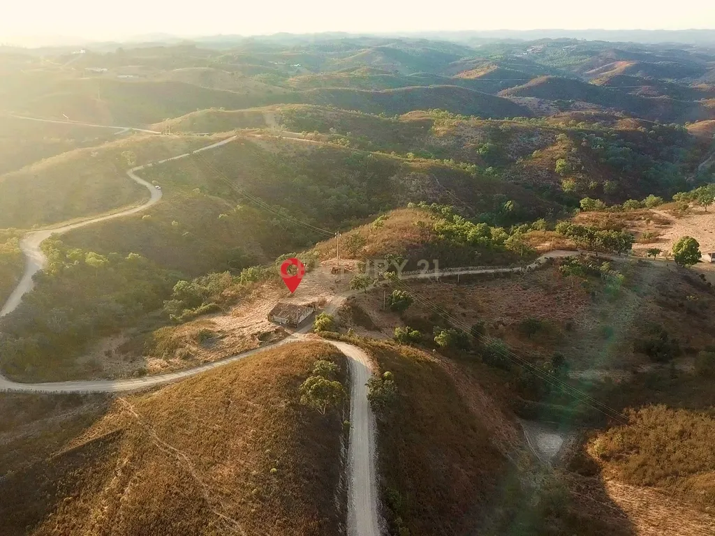 Propriedade com 18 hectares - Um Refúgio de Terra, Tradição e Tranquilidade em Santana da Serra - Image 1