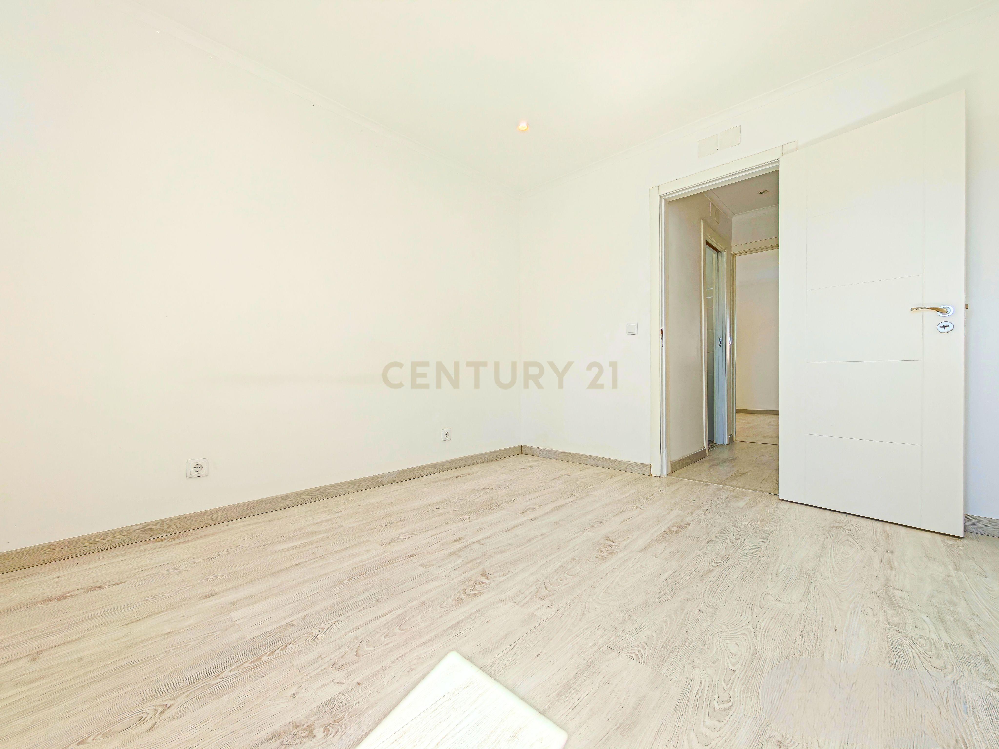 Fotografia 12 de T2 Duplex Remodelado com Espaço Extra no Sótão em Benfica