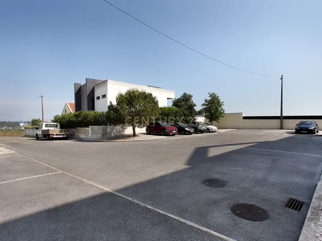 Moradia Isolada T4 Moderna com Piscina Privada, Jardim e Garagem Ampla na Pontinha - Image 47