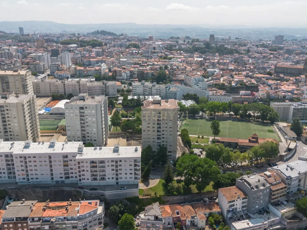 Apartamento T4 transformado em T3, com Arrecadação e Garagem – Rua Alves Redol, Porto - Image 5