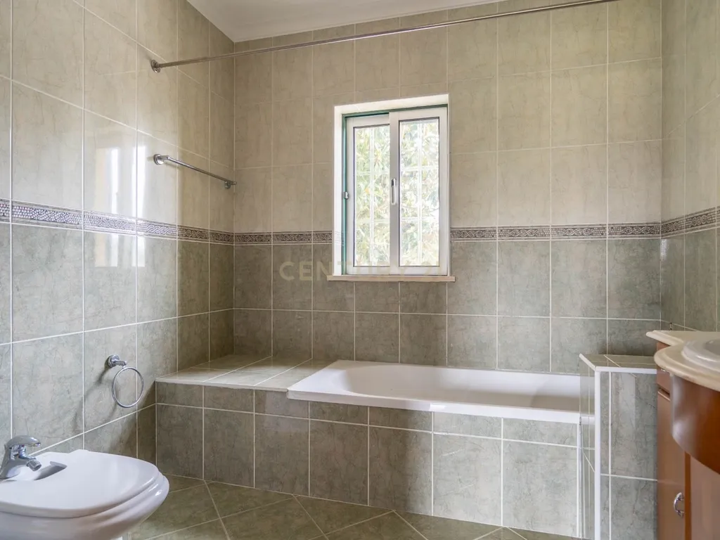 Moradia T5 - C/ terreno - Excelente estado - Image 43