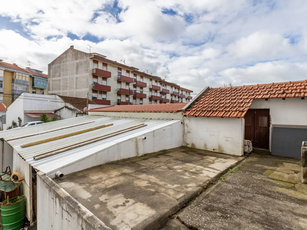 Moradia T4 para Remodelação Total em Vialonga - Image 2