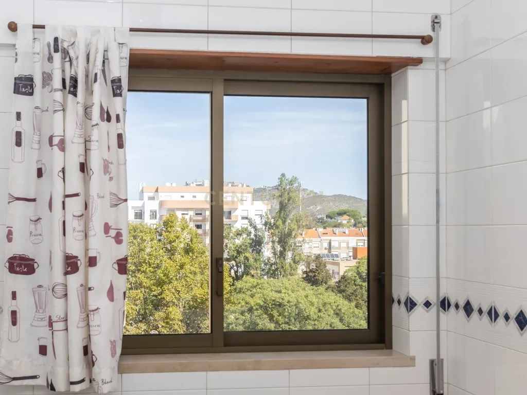 T4 com Vista sobre o Jardim de Vanicelos e Serra da Arrábida - Image 14