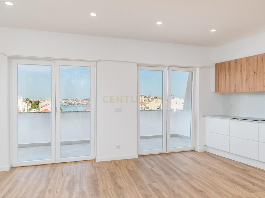 T2 Totalmente Remodelado com Terraço — Almada Centro. - Image 4