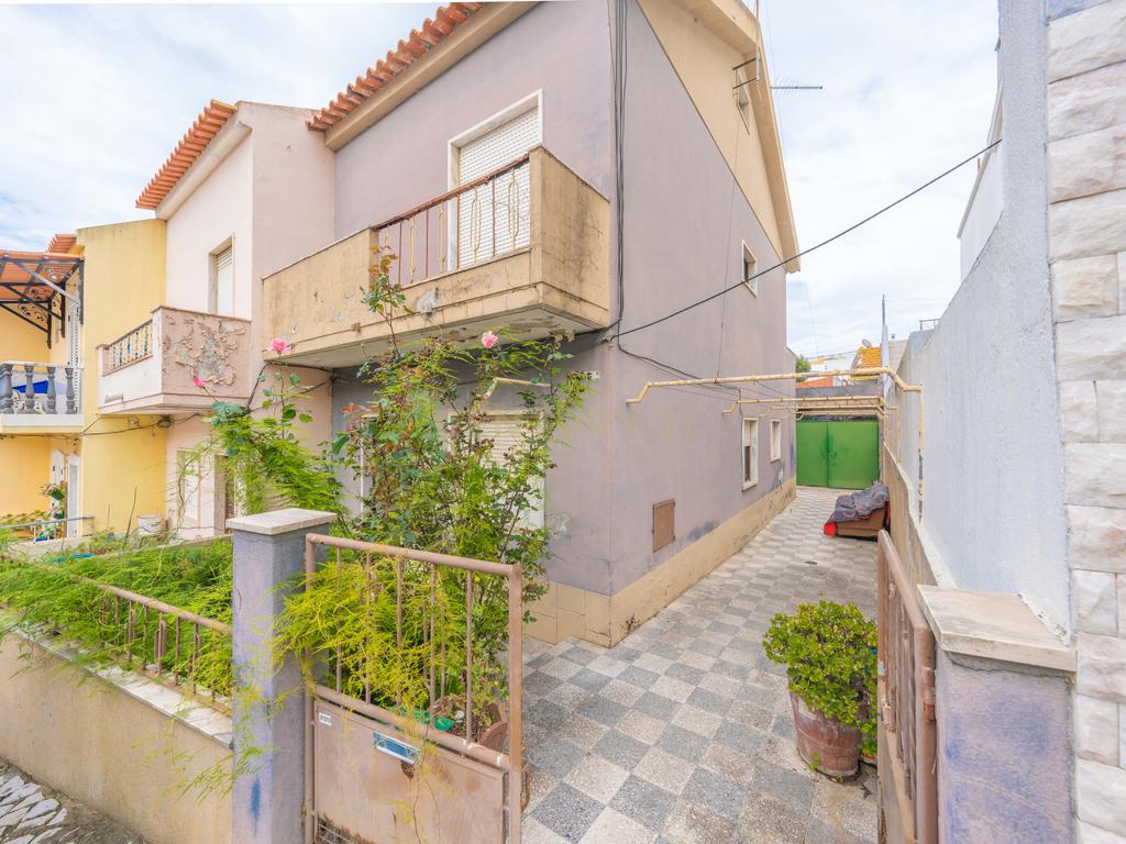 Moradia T3, com Varanda e Espaço Exterior, no Peixe Frito, em Setúbal - Image 1