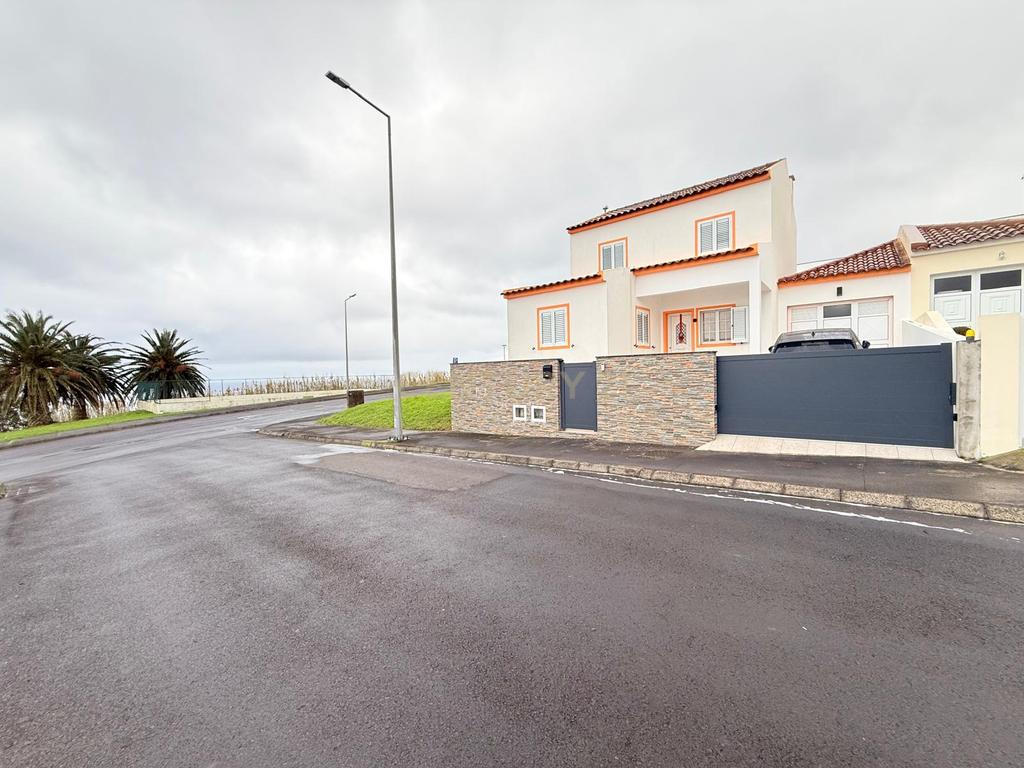 Moradia Moderna e Funcional no Coração da Vila de Nordeste - Image 25