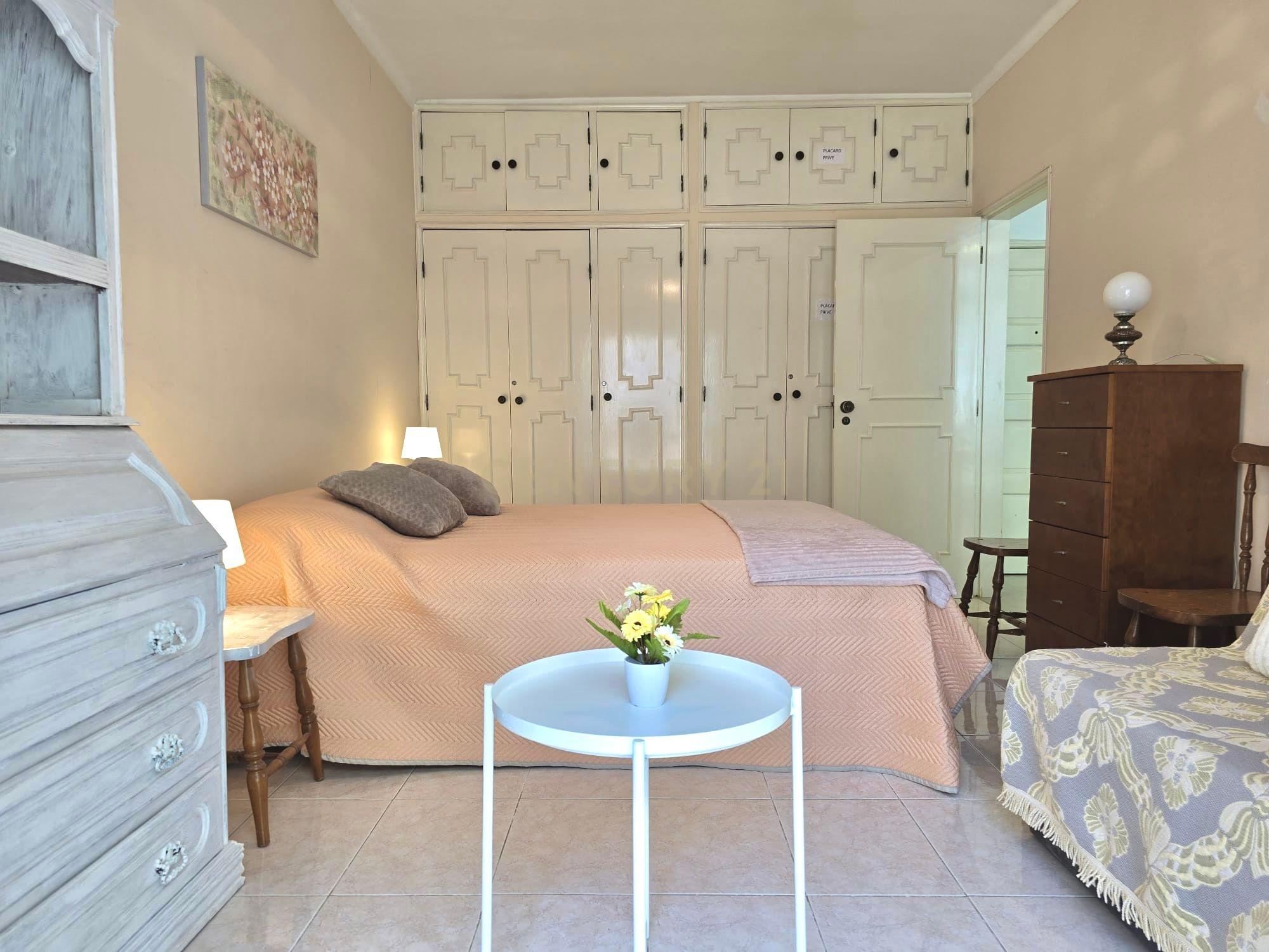 Fotografia 11 de Apartamento T1 com espaçosa arrecadação a 10 minutos a pé da Praia da Quarteira | Rua Patrão Lopes, Quarteira