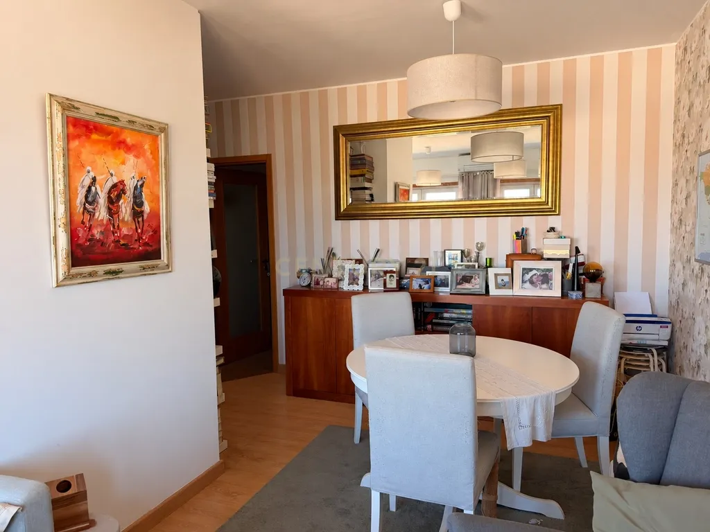 Apartamento T2 com Vista Fantástica sobre o Rio Tejo, Estacionamento e Arrecadação – Caparica, Almada - Image 3