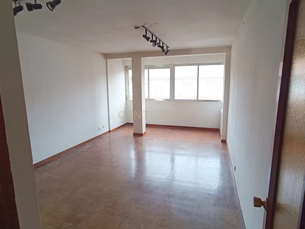 Apartamento em Madrid com 3 Quartos e Vista para a Cidade - Image 2