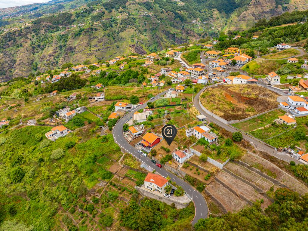 Terreno Urbano com Projeto Aprovado na Tranquila Ribeira Brava - Image 1