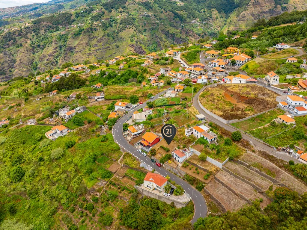 Terreno Urbano com Projeto Aprovado na Tranquila Ribeira Brava - Image 1