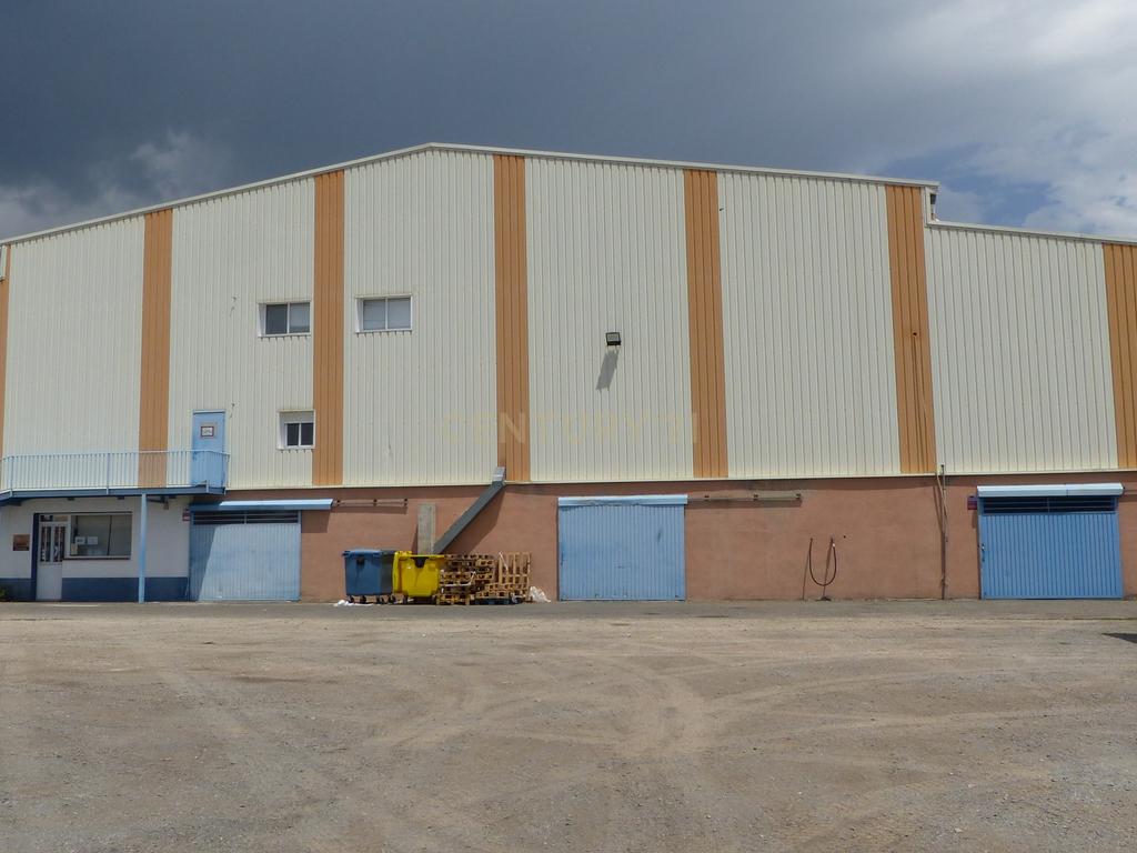 Armazém Comercial em Ávila - Excelente Localização e Acessos - Image 1