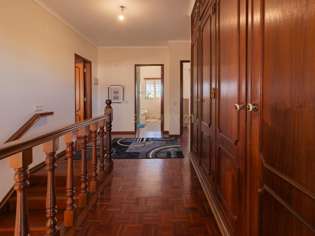 Moradia T5 com terreno - Image 11
