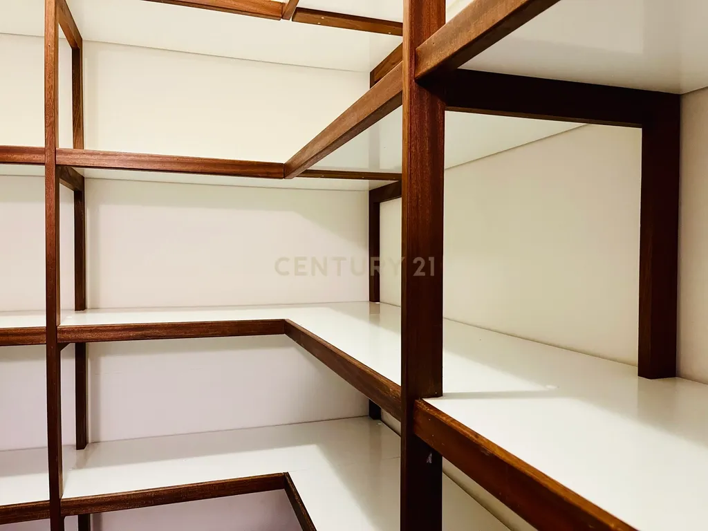 Apartamento T3 na Baixa de Olhão – Localização privilegiada junto à Praça da Floripes e Mercados Municipais - Image 13