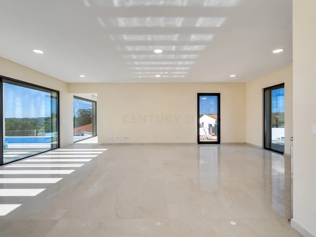Moradia T4+1 de construção nova com piscina infinita | Caramujeira, Lagoa - Image 9